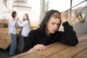 Tínedžer so smutným pohľadom – príznaky vnútorného stresu u detí
